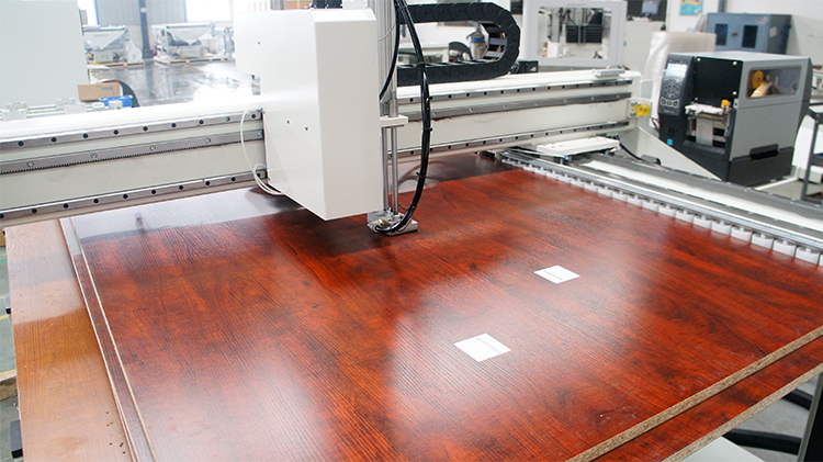 Mit der Ausrüstung des CNC-Bearbeitungszentrums EXCITECH mit Karussell-Werkzeugmagazin schuf Henan-DAESHIN DASHIN HOME DESIGN FACTORY, das als nationales Pilotprojekt für intelligente Fertigung ausgezeichnet wurde.
