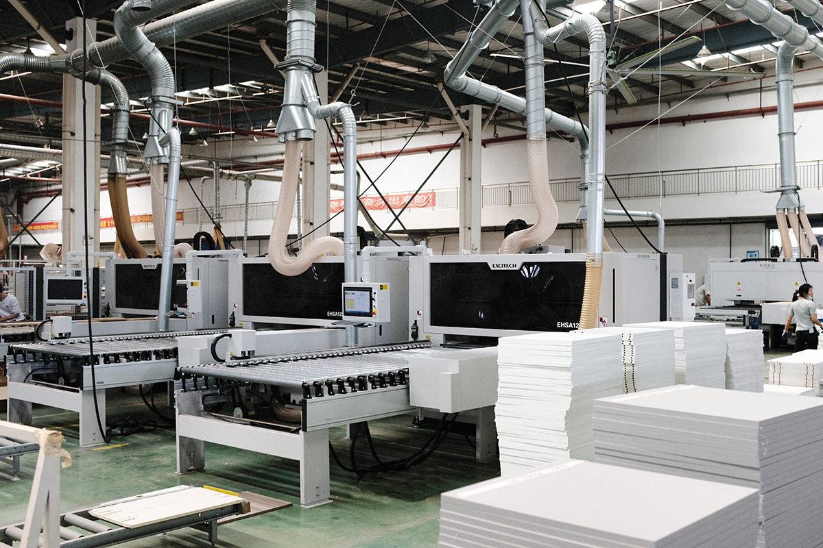 Kommen Sie mit uns zu einem Kundenbesuch in Kanada. 2 Sätze Nestingmaschine, Plattensäge, Kantenanleimmaschine und PTP-Bohrmaschine