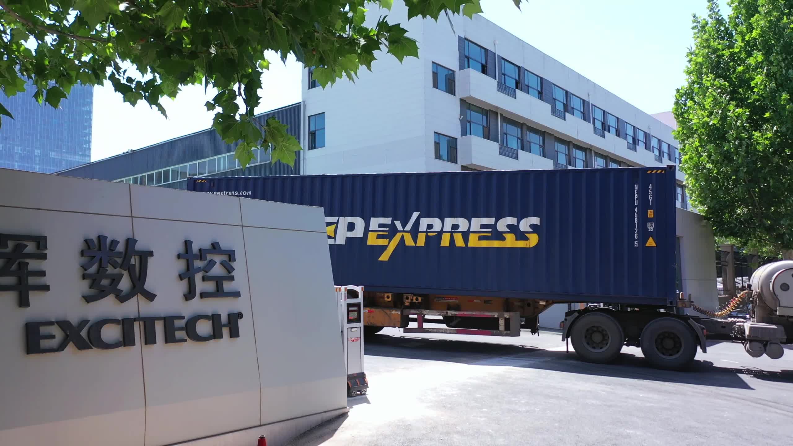 Die Excitech-Fabrik sendet Kundenbestellungen. Liefern Sie die Waren sicher an das Werk des Kunden