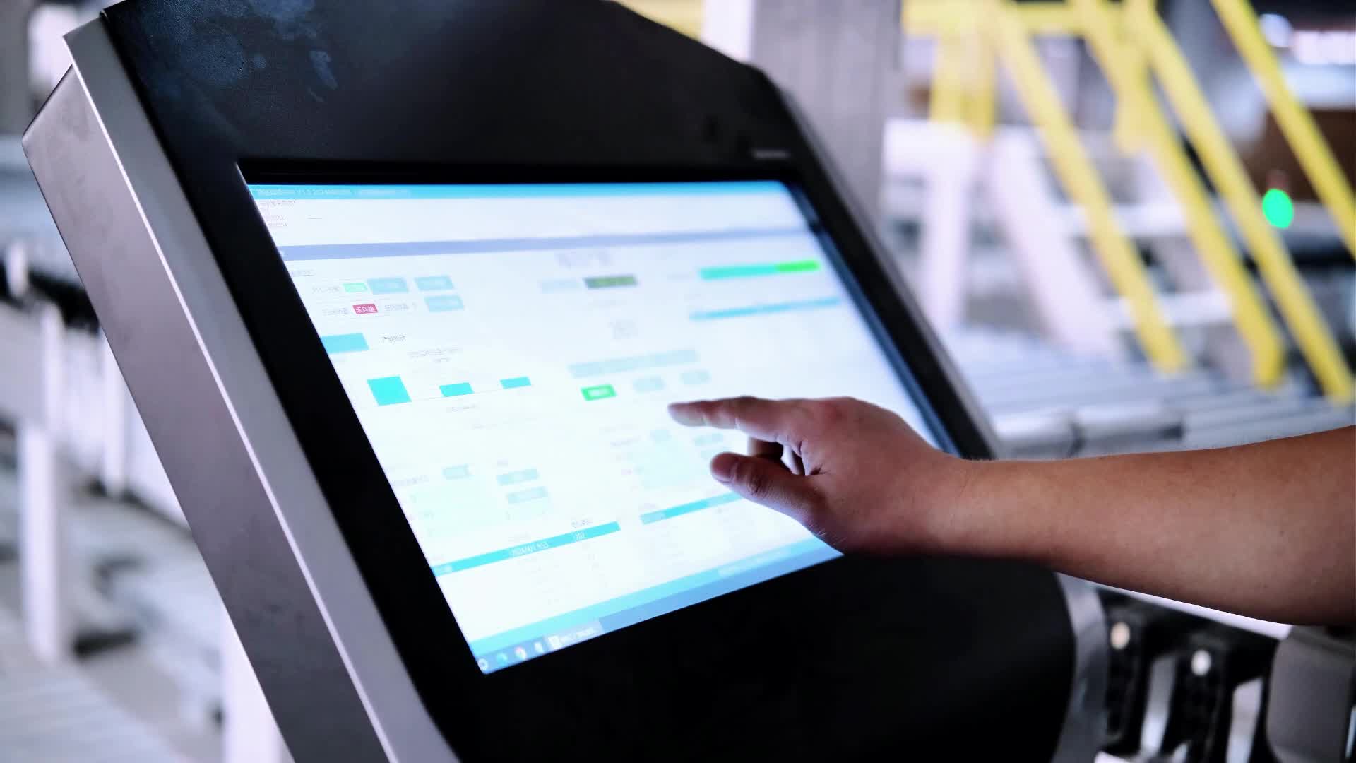 EXCITECH Holzbearbeitungsmaschinen baut für Sie eine Fabrik für intelligente Möbel.