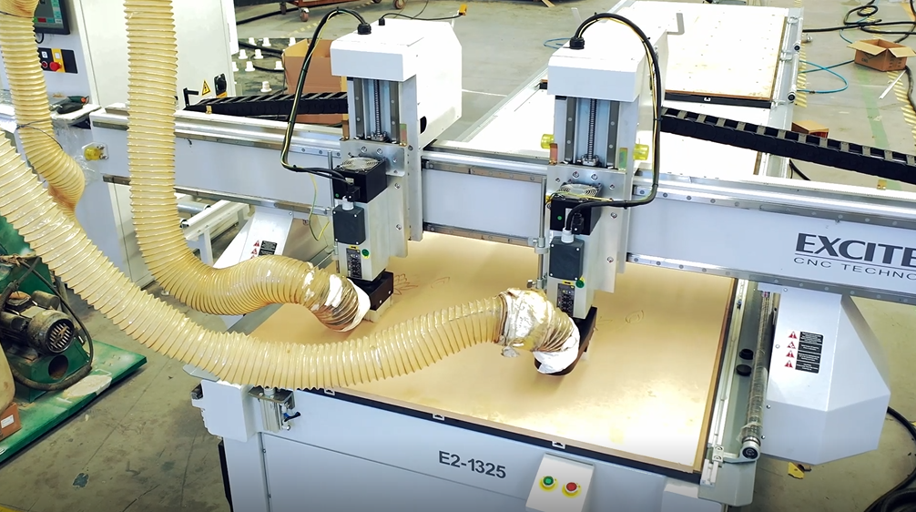 Hinweise zum Betrieb einer CNC-Schneidemaschine.