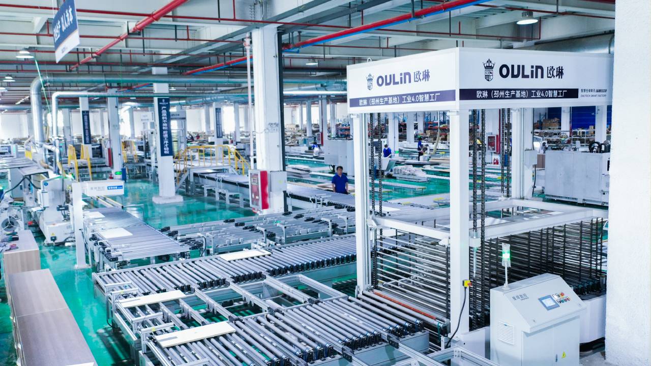 Wie produziert die Smart Furniture Factory Möbel?